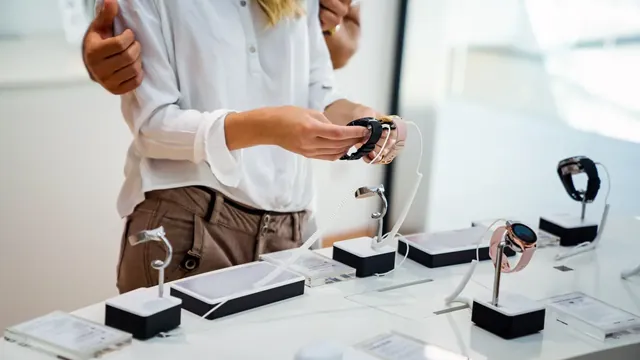 Armbanduhren auf Präsentationsständern im Verkaufsraum, Symbolbild